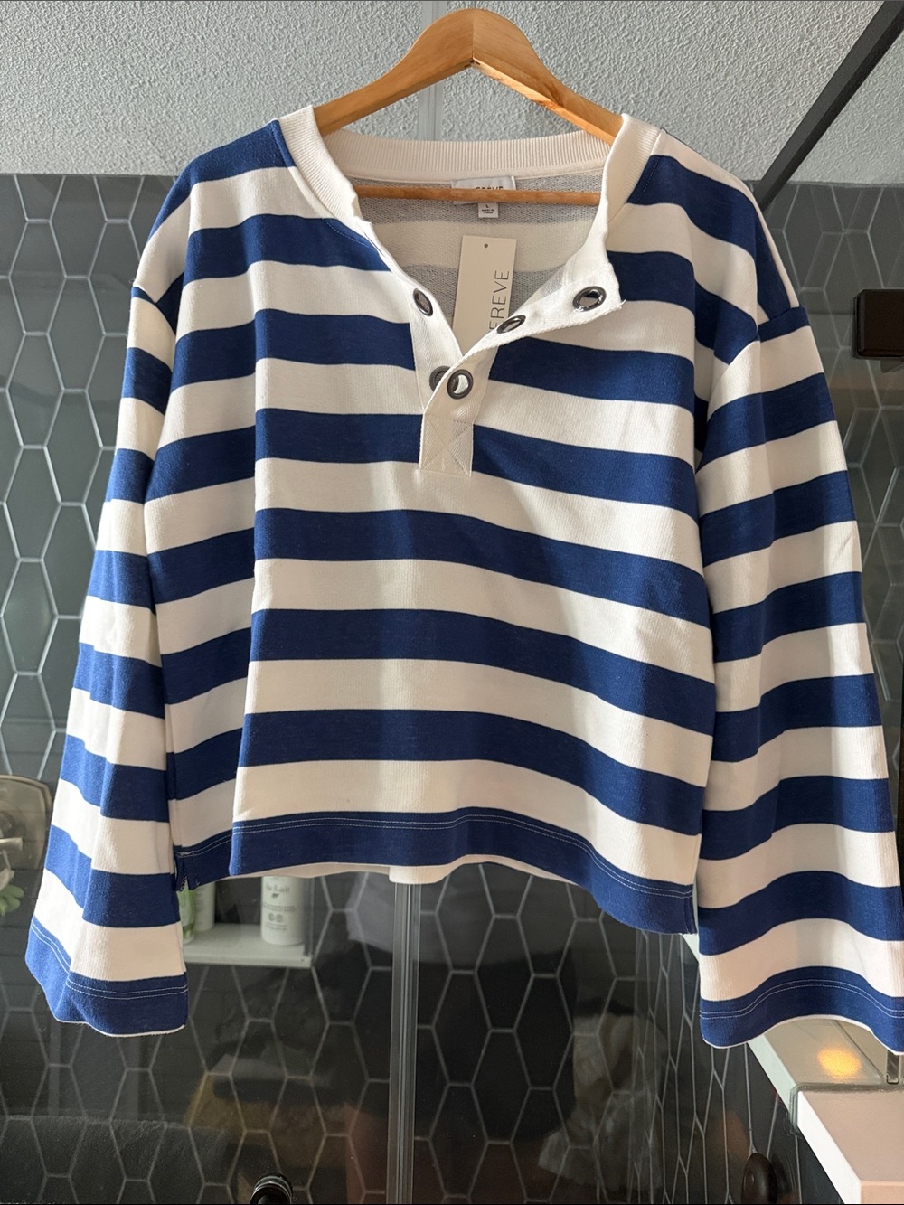 Evereve Striped Knit Top — White & Blue